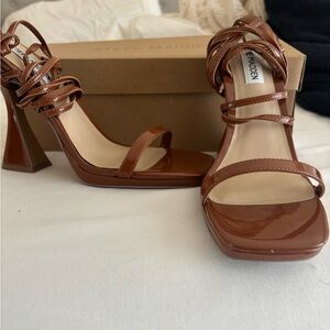 🌸Steve Madden🌸
I’m happy to answer any questions

Offers welcome!!